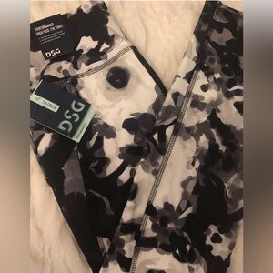 New NWT DSG Core Performance 7/8 PRT Abstract Floral B&W Tight Legging XS